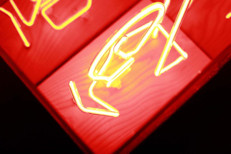 najdesign_light_bulb_neon_sign_trophy_detail